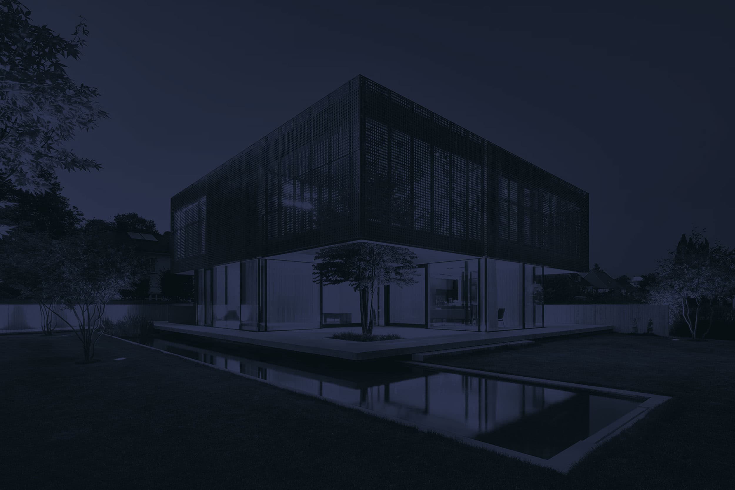 Eine moderne Villa in Niederbayern, die Fassade besteht aus gelochten Kupferkassetten, im Vordergrund ein toller Garten inklusive Koiteich.