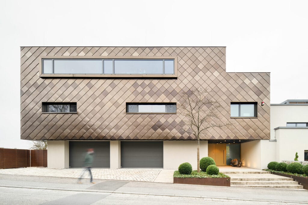 Ein imposantes und einzigartiges Privathaus in Bretten, die Fassade gestaltet mit champagnerfarbenen Rauten, sowie futuristischen Stilelementen.