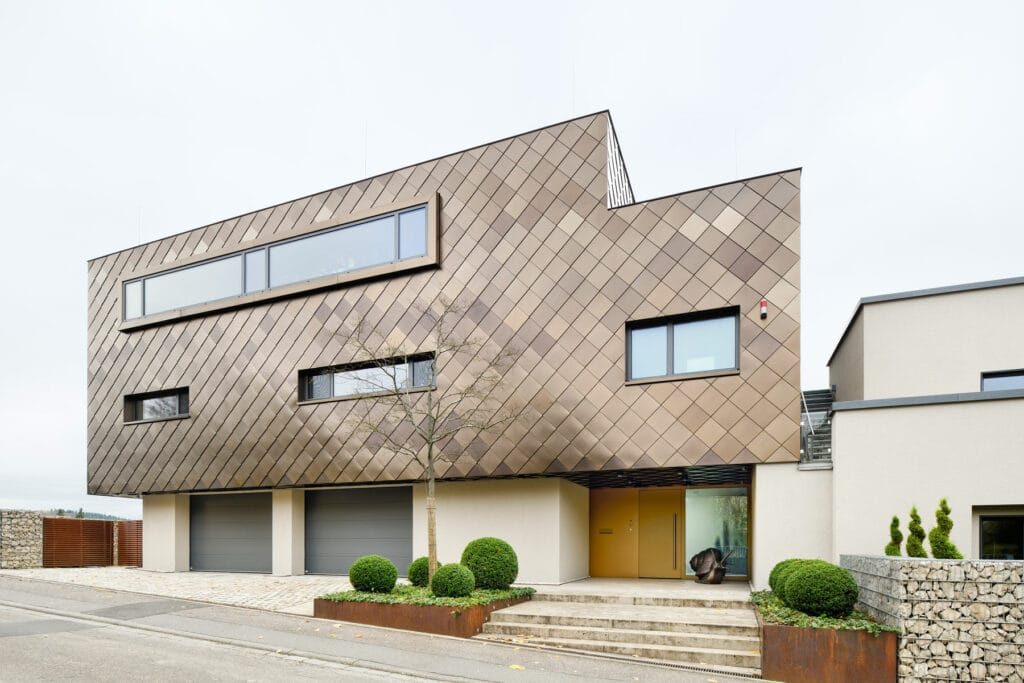 Ein imposantes und einzigartiges Privathaus in Bretten, die Fassade gestaltet mit champagnerfarbenen Rauten, sowie futuristischen Stilelementen.