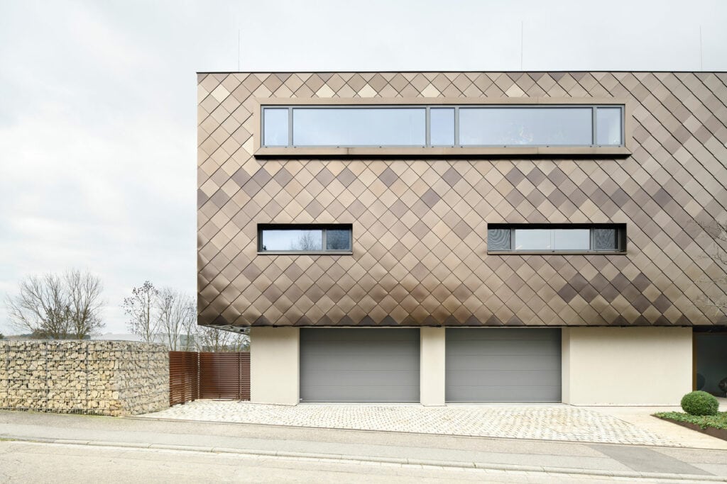 Ein imposantes und einzigartiges Privathaus in Bretten, die Fassade gestaltet mit champagnerfarbenen Rauten, sowie futuristischen Stilelementen.