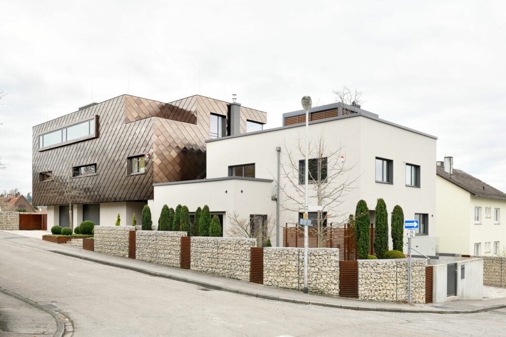 Ein imposantes und einzigartiges Privathaus in Bretten, die Fassade gestaltet mit champagnerfarbenen Rauten, sowie futuristischen Stilelementen.