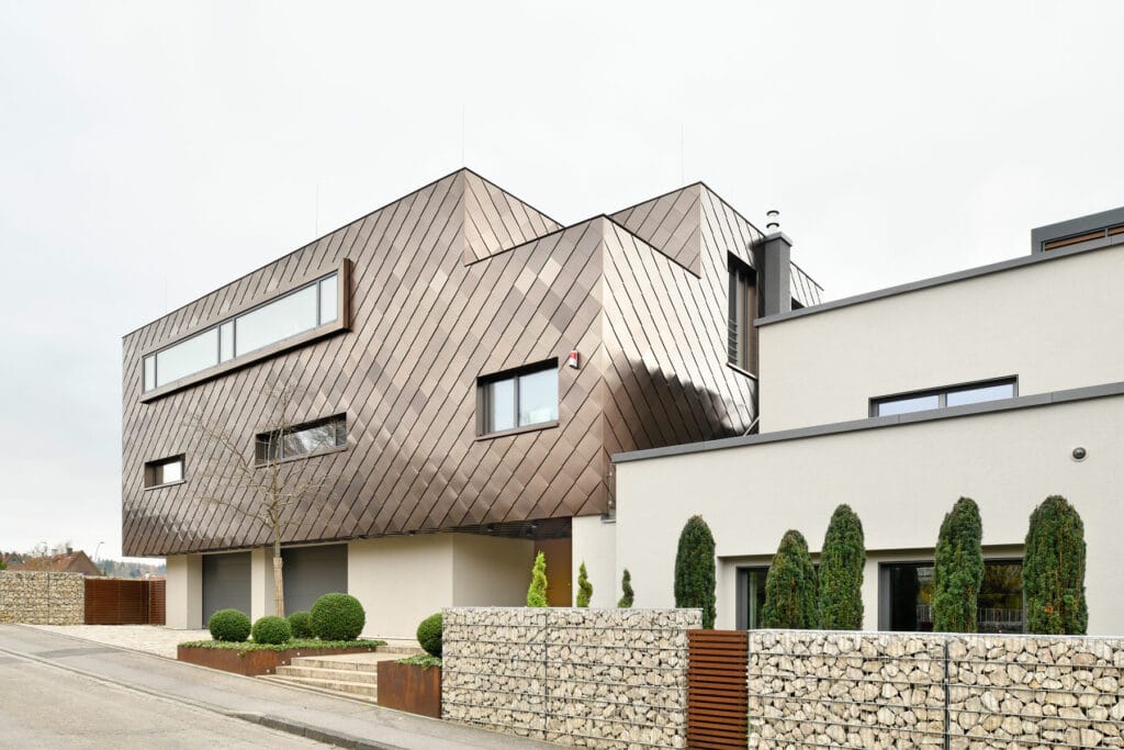 Ein imposantes und einzigartiges Privathaus in Bretten, die Fassade gestaltet mit champagnerfarbenen Rauten, sowie futuristischen Stilelementen.
