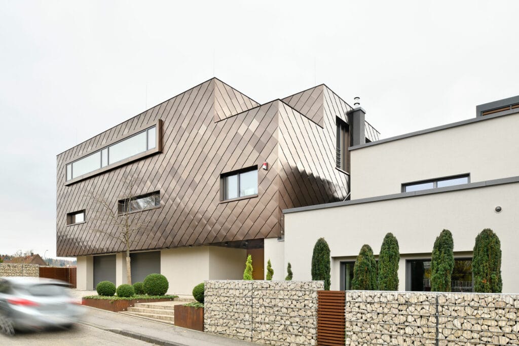 Ein imposantes und einzigartiges Privathaus in Bretten, die Fassade gestaltet mit champagnerfarbenen Rauten, sowie futuristischen Stilelementen.