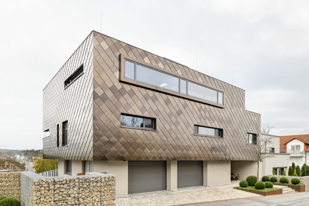 Ein imposantes und einzigartiges Privathaus in Bretten, die Fassade gestaltet mit champagnerfarbenen Rauten, sowie futuristischen Stilelementen.