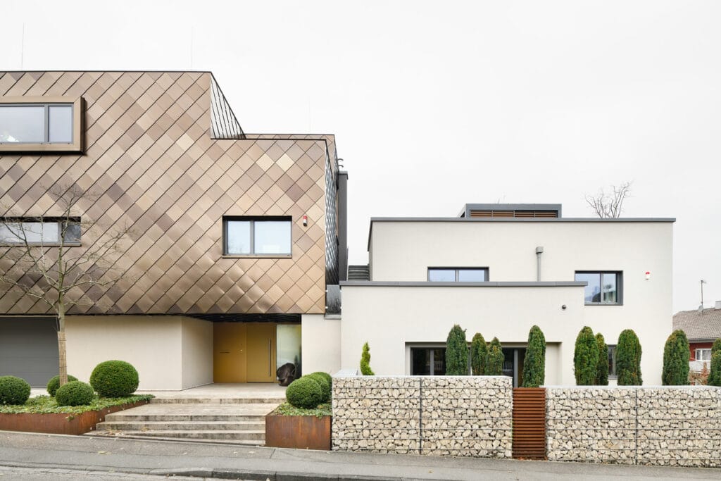 Ein imposantes und einzigartiges Privathaus in Bretten, die Fassade gestaltet mit champagnerfarbenen Rauten, sowie futuristischen Stilelementen.