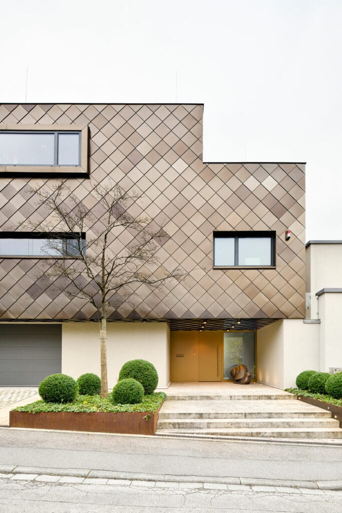 Ein imposantes und einzigartiges Privathaus in Bretten, die Fassade gestaltet mit champagnerfarbenen Rauten, sowie futuristischen Stilelementen.
