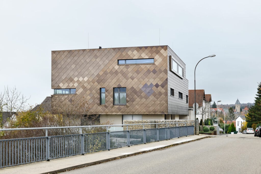 Ein imposantes und einzigartiges Privathaus in Bretten, die Fassade gestaltet mit champagnerfarbenen Rauten, sowie futuristischen Stilelementen.