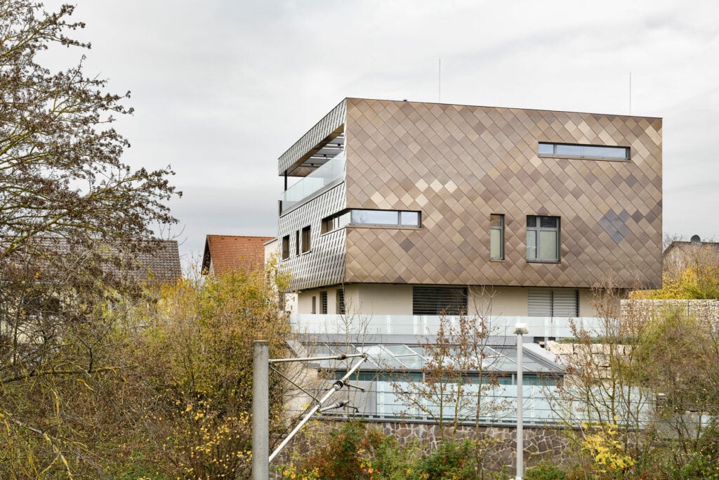 Ein imposantes und einzigartiges Privathaus in Bretten, die Fassade gestaltet mit champagnerfarbenen Rauten, sowie futuristischen Stilelementen.