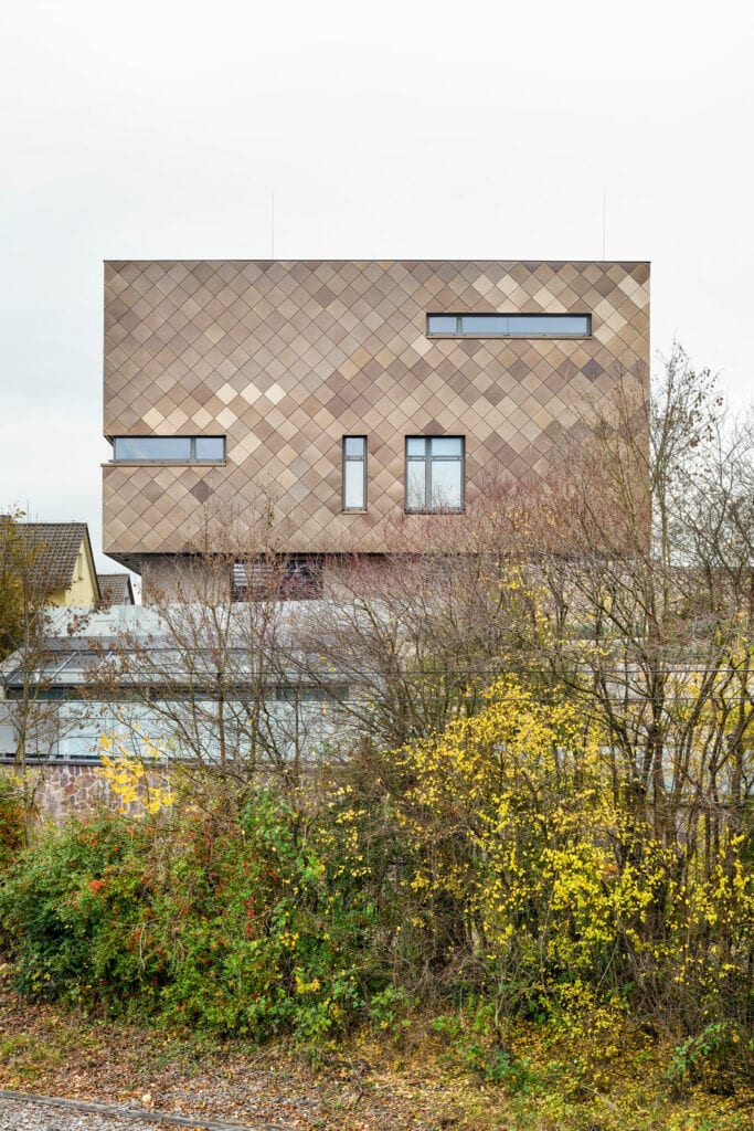 Ein imposantes und einzigartiges Privathaus in Bretten, die Fassade gestaltet mit champagnerfarbenen Rauten, sowie futuristischen Stilelementen.