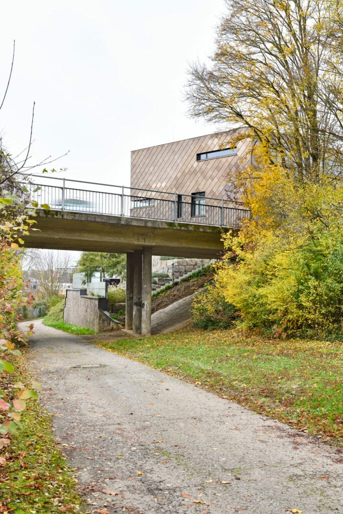 Ein imposantes und einzigartiges Privathaus in Bretten, die Fassade gestaltet mit champagnerfarbenen Rauten, sowie futuristischen Stilelementen.
