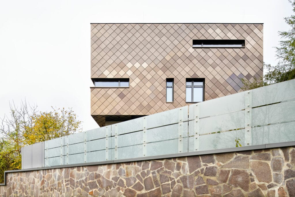 Ein imposantes und einzigartiges Privathaus in Bretten, die Fassade gestaltet mit champagnerfarbenen Rauten, sowie futuristischen Stilelementen.