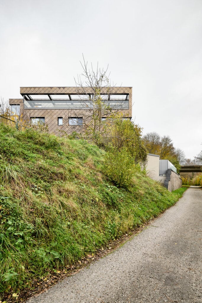 Ein imposantes und einzigartiges Privathaus in Bretten, die Fassade gestaltet mit champagnerfarbenen Rauten, sowie futuristischen Stilelementen.