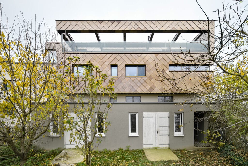 Ein imposantes und einzigartiges Privathaus in Bretten, die Fassade gestaltet mit champagnerfarbenen Rauten, sowie futuristischen Stilelementen.