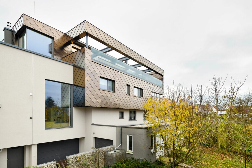 Ein imposantes und einzigartiges Privathaus in Bretten, die Fassade gestaltet mit champagnerfarbenen Rauten, sowie futuristischen Stilelementen.