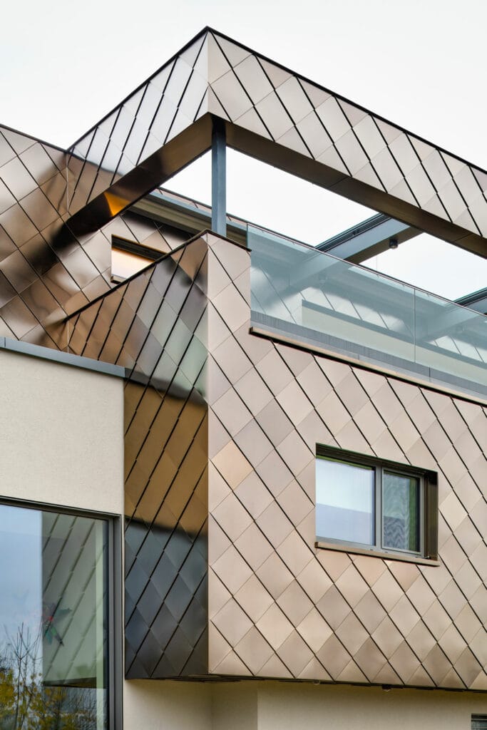 Ein imposantes und einzigartiges Privathaus in Bretten, die Fassade gestaltet mit champagnerfarbenen Rauten, sowie futuristischen Stilelementen.