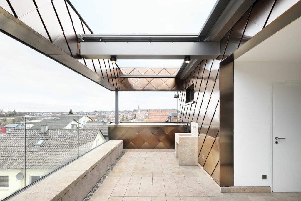 Blick über die Stadt Bretten vom Balkon eines Privathauses, ebenfalls zu sehen die champagnerfarbenen Spindeln der Fassade.