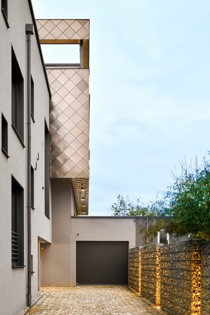 Ein imposantes und einzigartiges Privathaus in Bretten, die Fassade gestaltet mit champagnerfarbenen Rauten, sowie futuristischen Stilelementen.