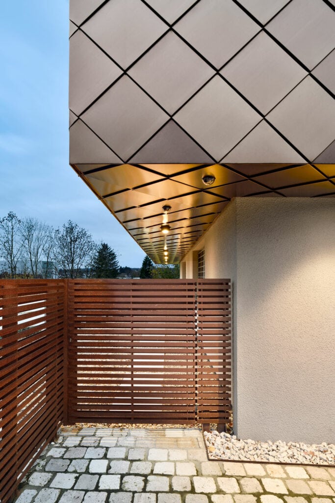 Nahaufnahme eines einzigartigen Privathauses in Bretten, die Fassade gestaltet mit champagnerfarbenen Rauten, sowie futuristischen Stilelementen.