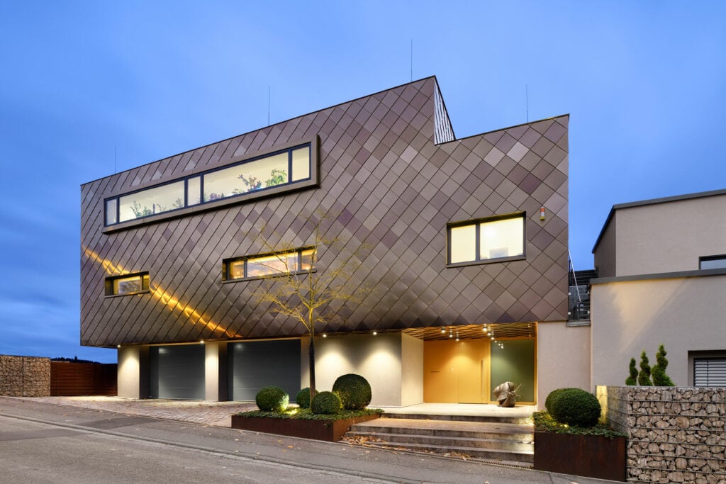 Ein imposantes und einzigartiges Privathaus in Bretten, die Fassade gestaltet mit champagnerfarbenen Rauten, sowie futuristischen Stilelementen.