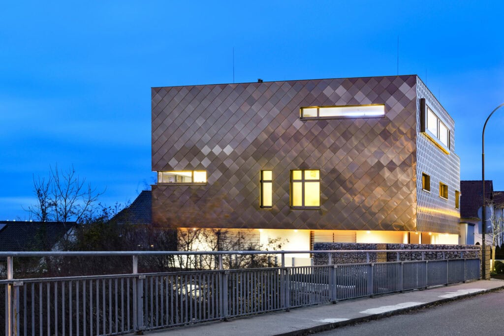 Ein imposantes und einzigartiges Privathaus in Bretten, die Fassade gestaltet mit champagnerfarbenen Rauten, sowie futuristischen Stilelementen.